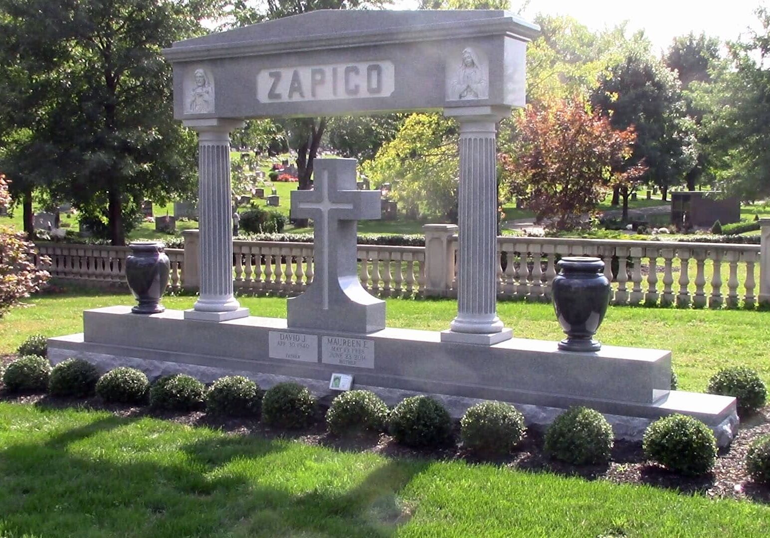 Upright cross memorial monument